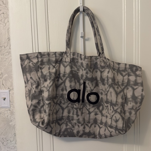 Authentic Alo gym bag/ yoga bag. Like new. - Picture 2 of 4